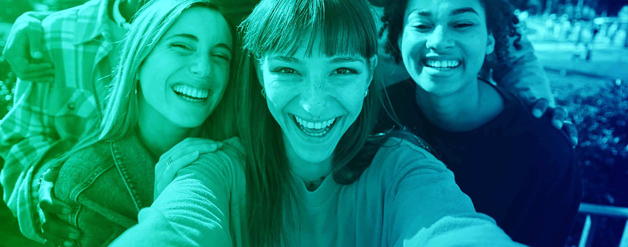 Imagen para Aula GO, mostrando a un grupo de jóvenes sonriendo a la cámara.