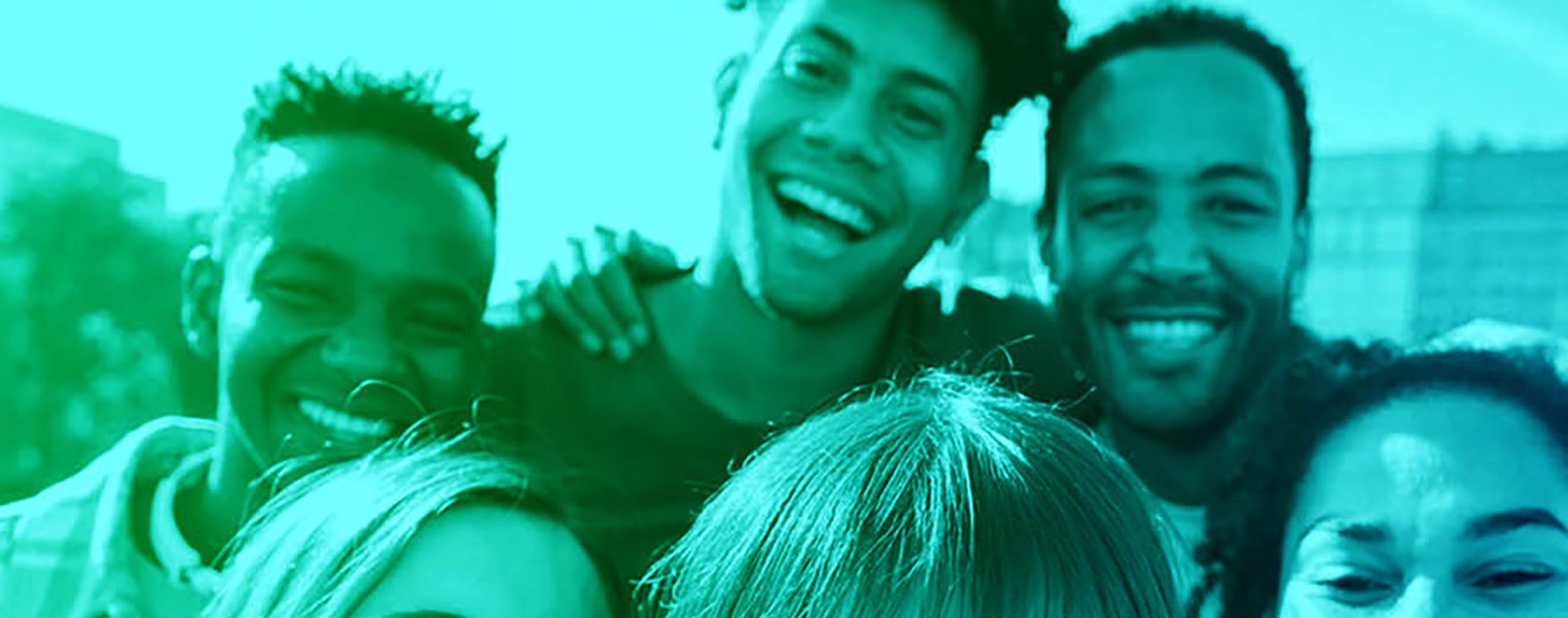 Imagen para Aula GO, mostrando a un grupo de muchachos sonriendo a la cámara.